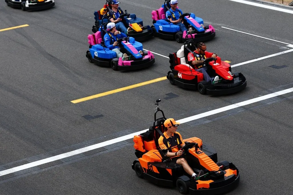 F1车手因乐高小赛车陷沙坑走红 图片