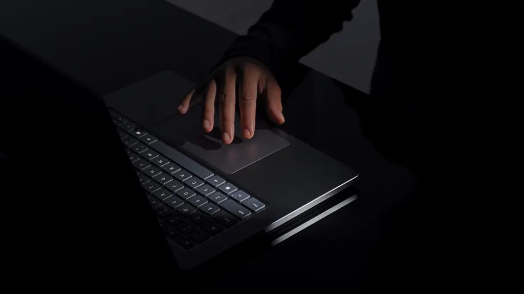 微软Surface Laptop Ultra原型机曝光，搭载Nvidia N1X芯片 图片