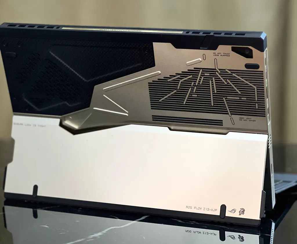 ASUS ROG Flow Z13 'Kojima Edition' 测试：Strix Halo 平板电脑，死亡搁浅启发设计 图片