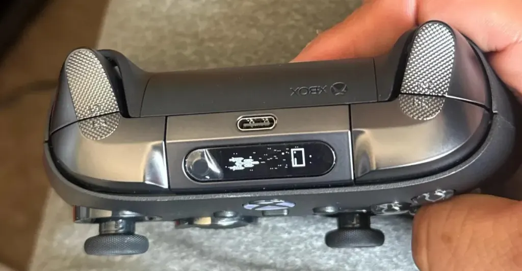Xbox Elite Series 3原型手柄曝光：内置小屏幕 图片