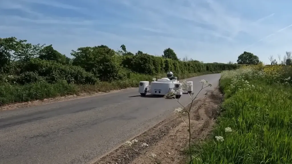 英国男子花费7000美元在自家车库里造出一辆合法上路的跑车 图片