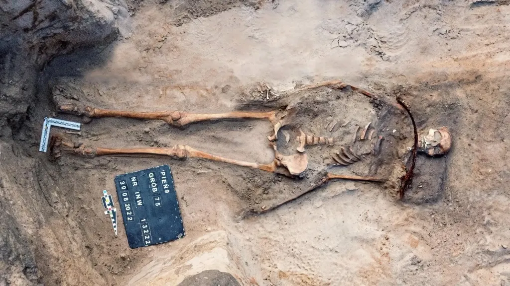 波兰发现400年前的“吸血鬼”墓葬 图片