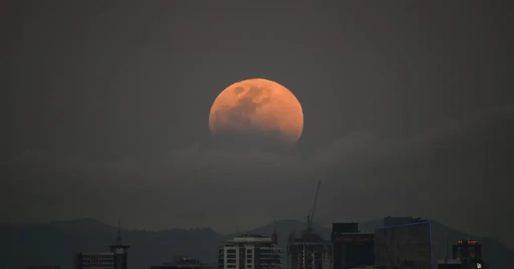 8月27日观赏偏食月全食和红月亮 图片