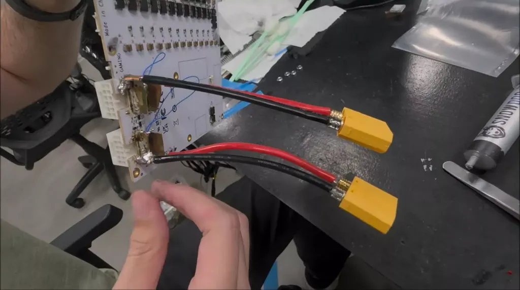 巴西YouTuber团队通过焊接修复RTX 5090电源连接器熔化问题 图片