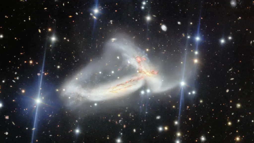 夏威夷高中生发现两个螺旋星系碰撞 图片