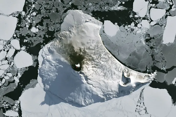 南极圈附近卫星捕捉到麦克迈尔火山活动 图片