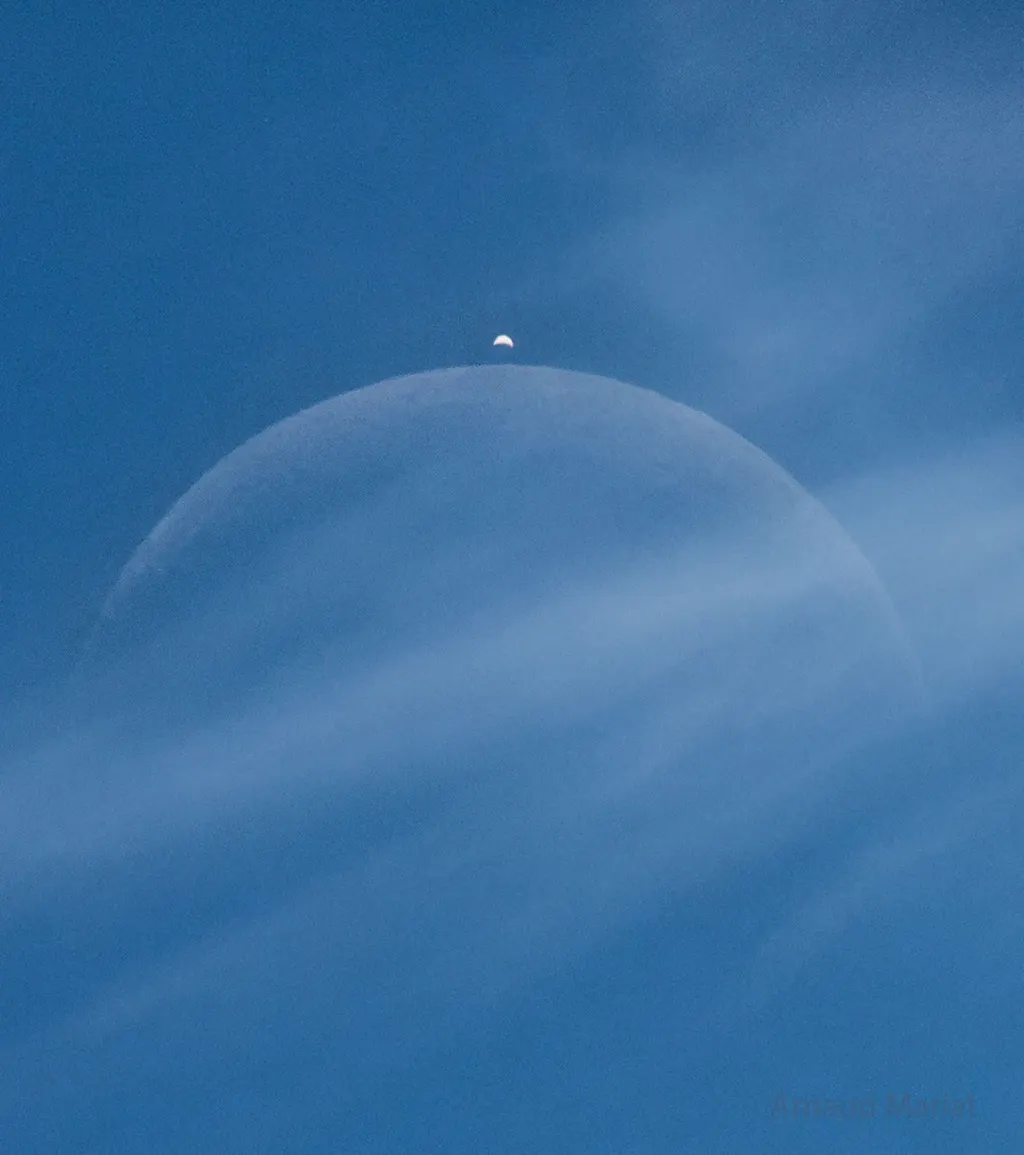 白天月掩金星：法国塞西上空捕捉双新月 图片