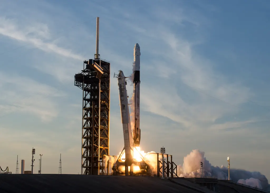 NASA授予SpaceX三项前往国际空间站的载人飞行任务 图片