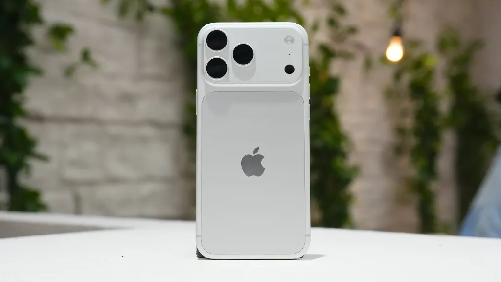 iPhone 18 Pro Max在AT&T网络陷入SOS模式，运营商已推紧急修复 图片