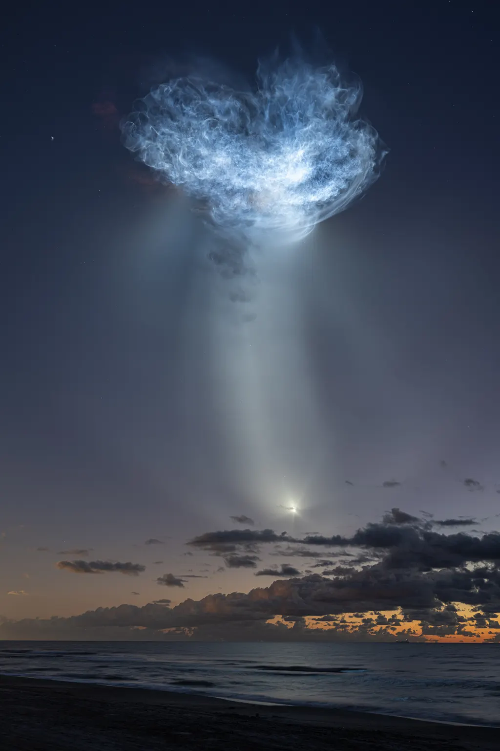 SpaceX CRS-35升空尾焰现水母状光影 图片
