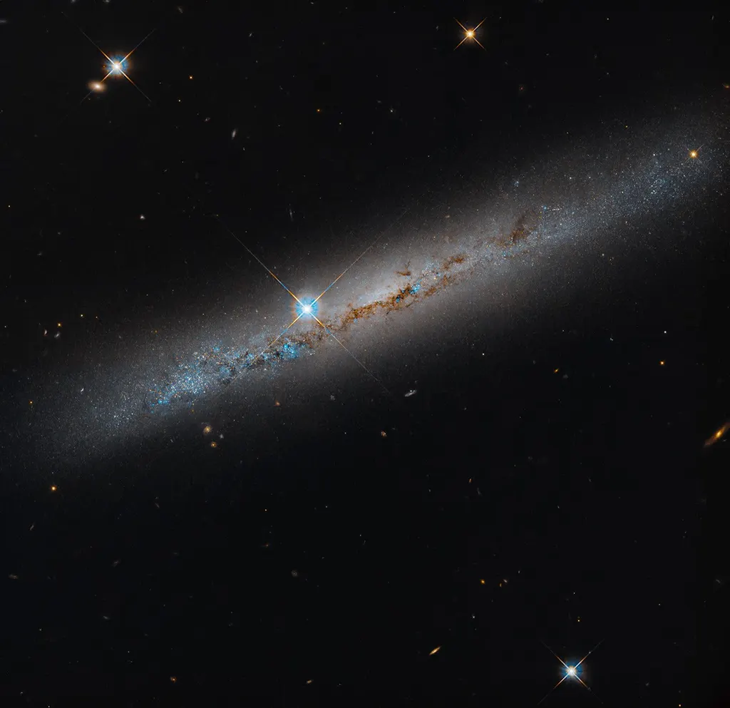 哈勃望远镜拍下侧视螺旋星系NGC 1827边缘 图片