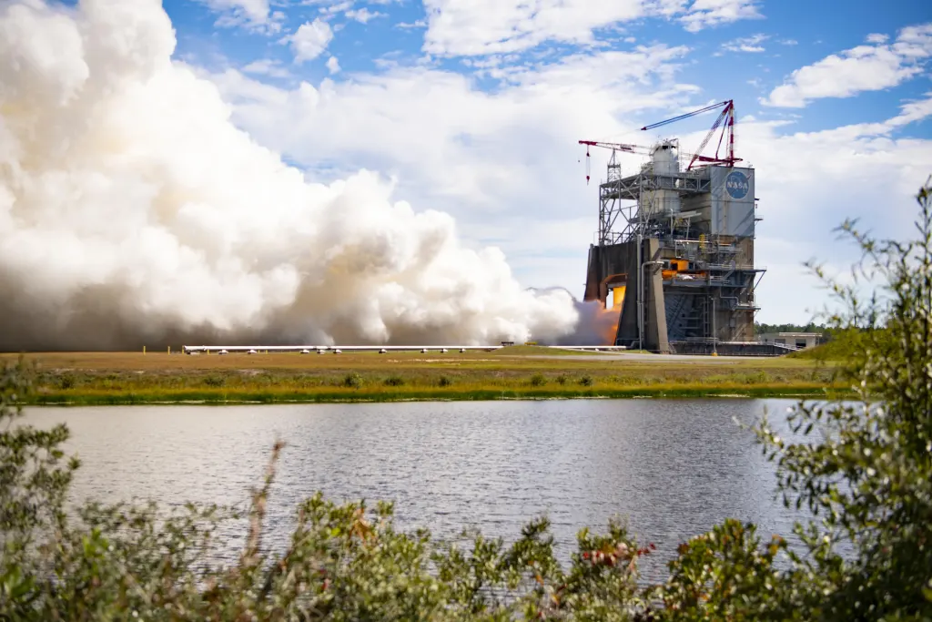 NASA试车RS-25发动机以支持未来阿尔忒弥斯任务 图片