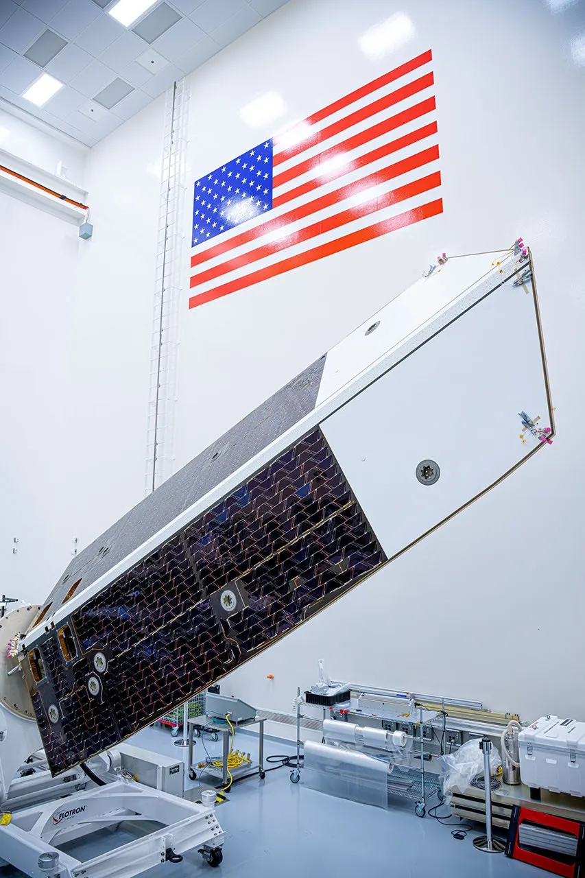 NASA近地天体巡天者遮阳罩在BAE洁净室接受检查 图片