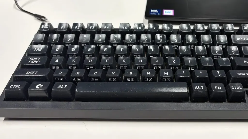 开源爱好者打造通用 C64 风格键帽方案 图片
